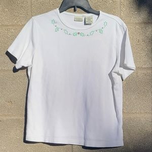 Excellent condition vintage white Christmas mom tshirt